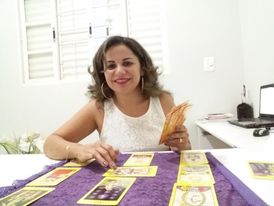Andreia faz Previsões do Tarot para 2016